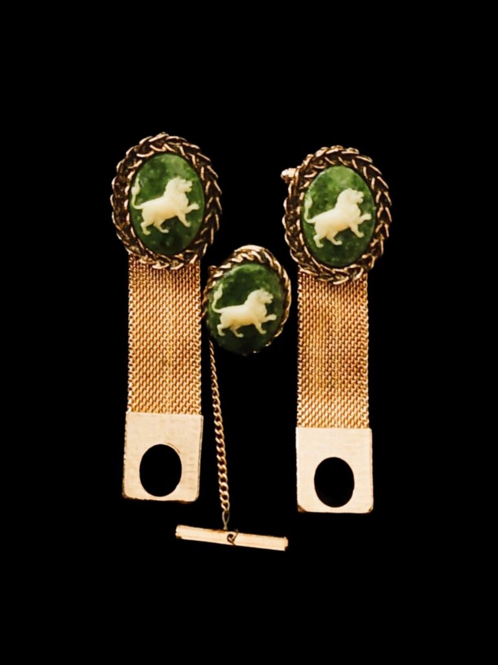 Vintage 70s Gold Tone Lion Cameo Mesh Wrap Around Cufflinks & Tie Tack Set